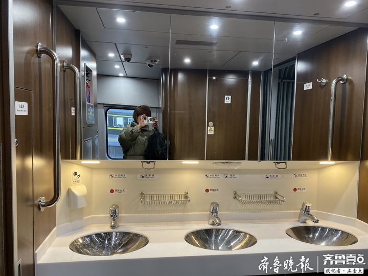 7时37分左右,d746列车驶入聊城站,这是历史上首次停靠聊城的动车组.