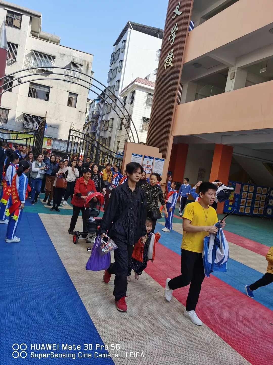 2019年12月27日,在全体师生热切的期盼下,龙岗区爱义学校如期迎来了以