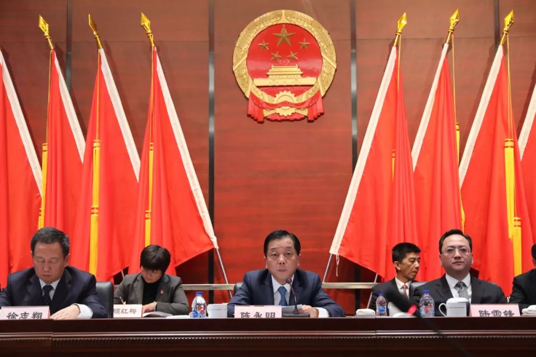 会议选举陆雪锋同志为小昆山镇人民政府镇长,并进行了宪法宣誓.