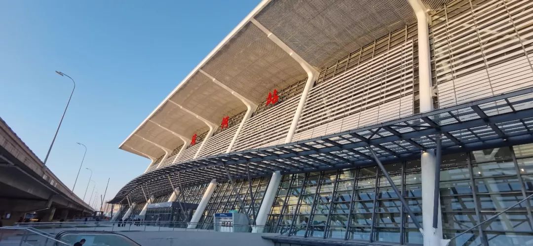 海淀区副区长梁爽调研京张高铁清河站首日运营情况