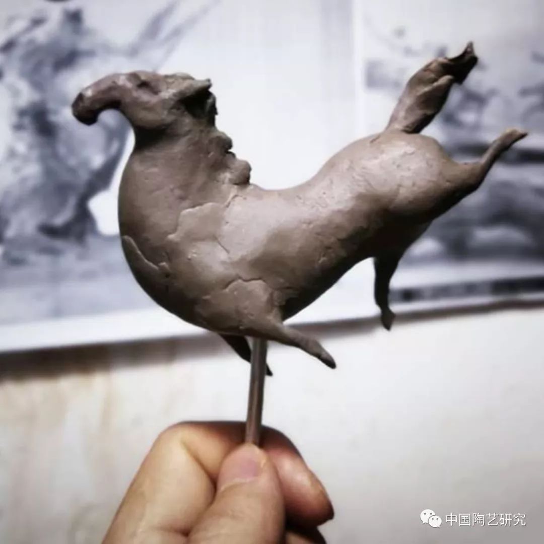 董建华第十一届中国陶瓷艺术大展获奖作品推荐浅谈作品守望