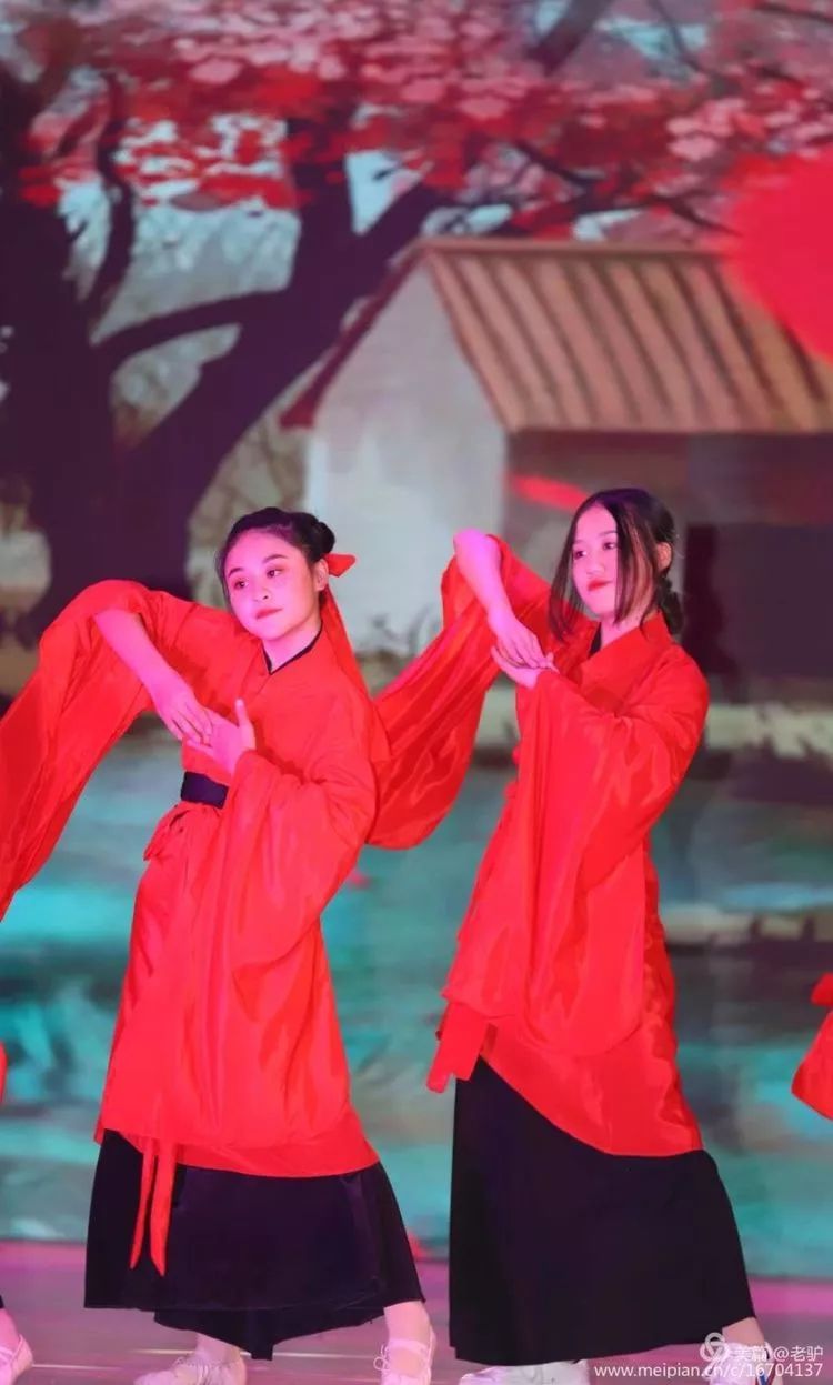 昨晚蓬溪中学全体师生聚集一处狂呼呐喊场面震撼附现场照