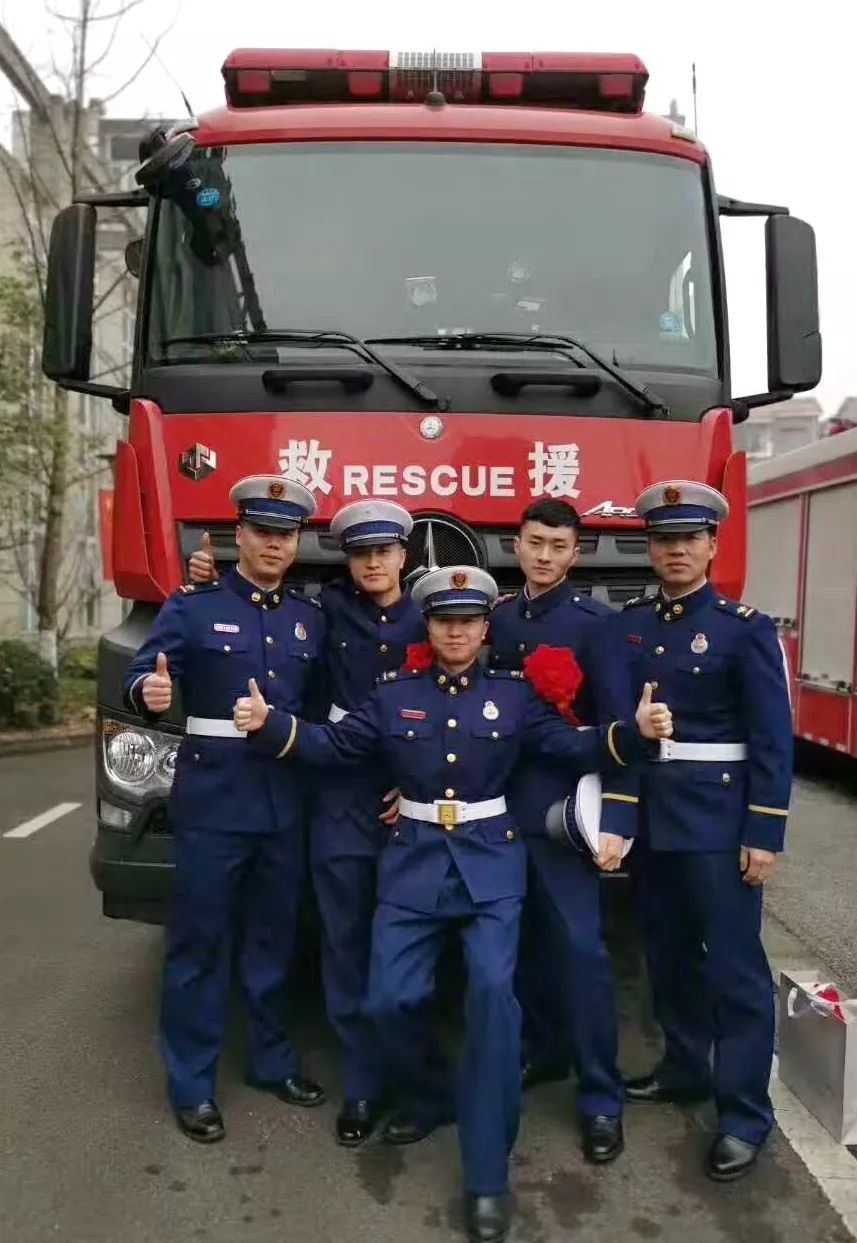 泸州支队举行2019年度冬季消防员退出仪式