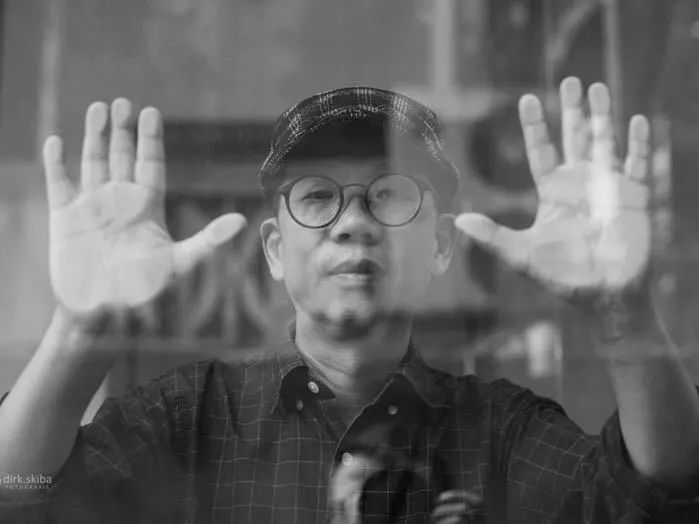 诗歌分享会解禁书本周五晚,思南书局·诗歌店特邀诗人陈东东来到现场