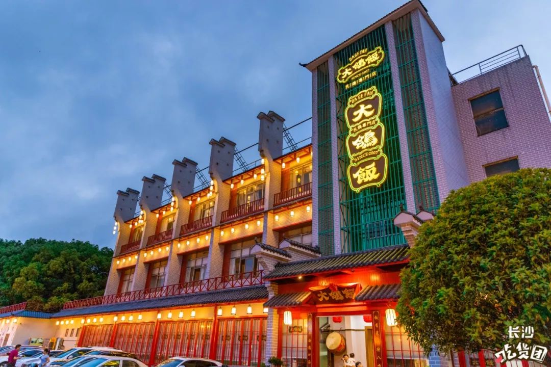 历经十多年的打磨,将乳鸽玩出花样,玩出新鲜,秘制的3大招牌菜:大鸽饭