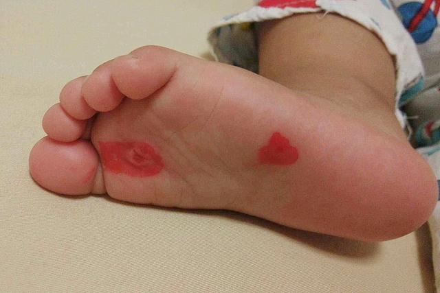 让宝宝适应光脚走路,需要注意周围环境 在宝宝学习走