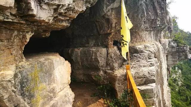 "三门洞"能容纳千人,并与山寨相通.这里就是青州王坟镇清风寨.