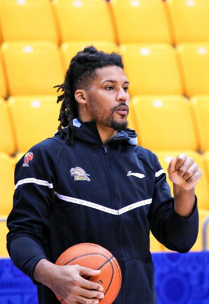 大外援斯托克斯刚刚伤愈复出,在中锋周琦受伤后,斯托克斯本场比赛将担