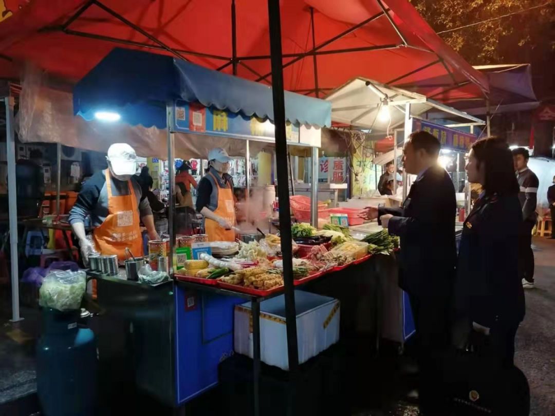"游击摊贩"新升级|摆摊更规范,食安有保障_食品