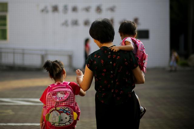 第一,近几年人贩子增多,这就是家长接送孩子的最直接原因.