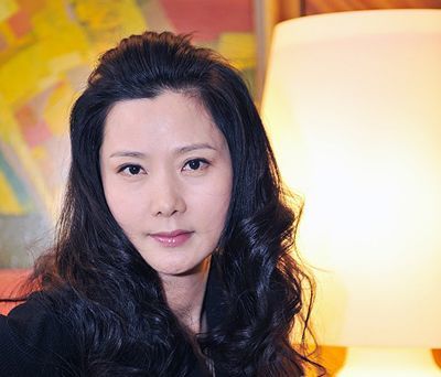 何赛飞近照,为了事业婚后十年才要孩子,儿子今年18岁随母姓_斯琴高娃