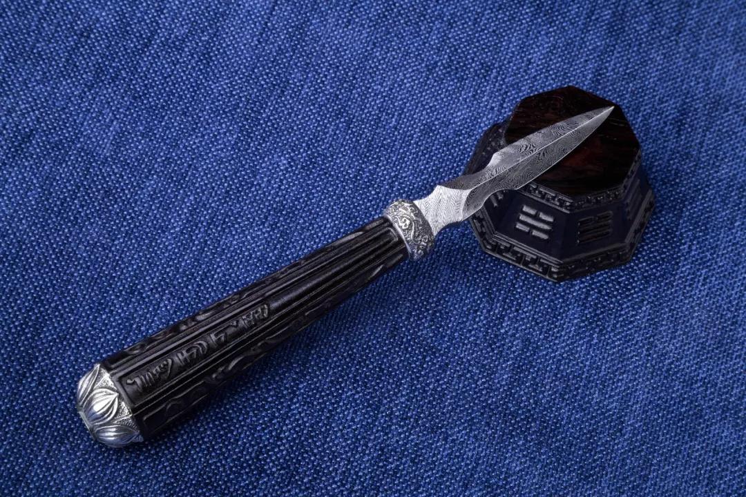 刀柄材料为紫光檀,纹理细腻,坚硬如铁,全手工打磨.