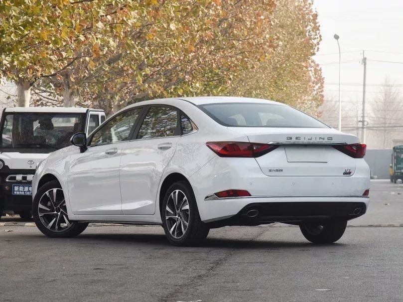 北京汽车智道u7是一款主打ai的智能家用轿车,该车的售价区间为7.