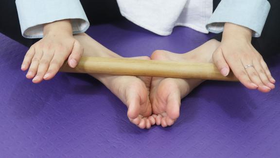 1根擀面杖,擀足弓7分钟,健脾祛湿,疏通脾经,"擀"走大肚腩!