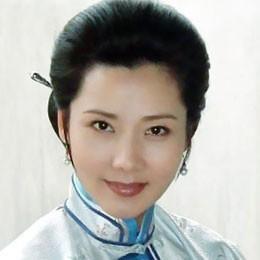 何赛飞近照,为了事业婚后十年才要孩子,儿子今年18岁随母姓_斯琴高娃
