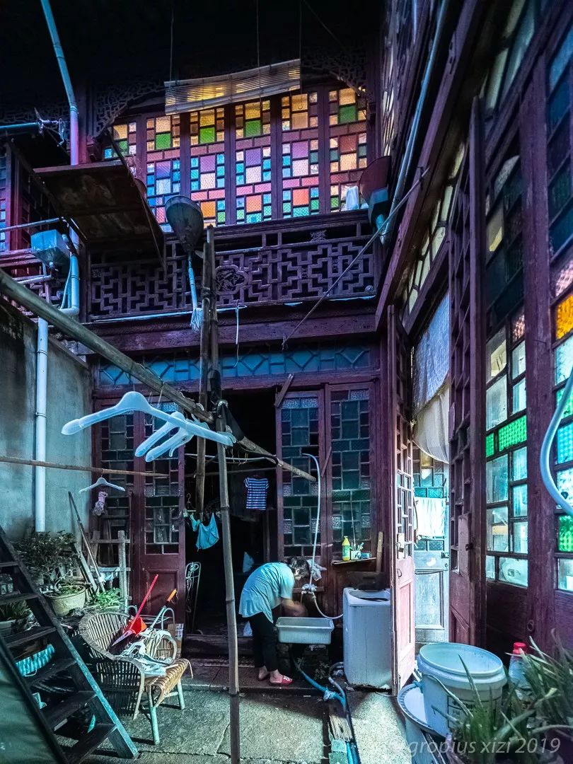 在弄堂口温暖的灯光中告别2019_上海