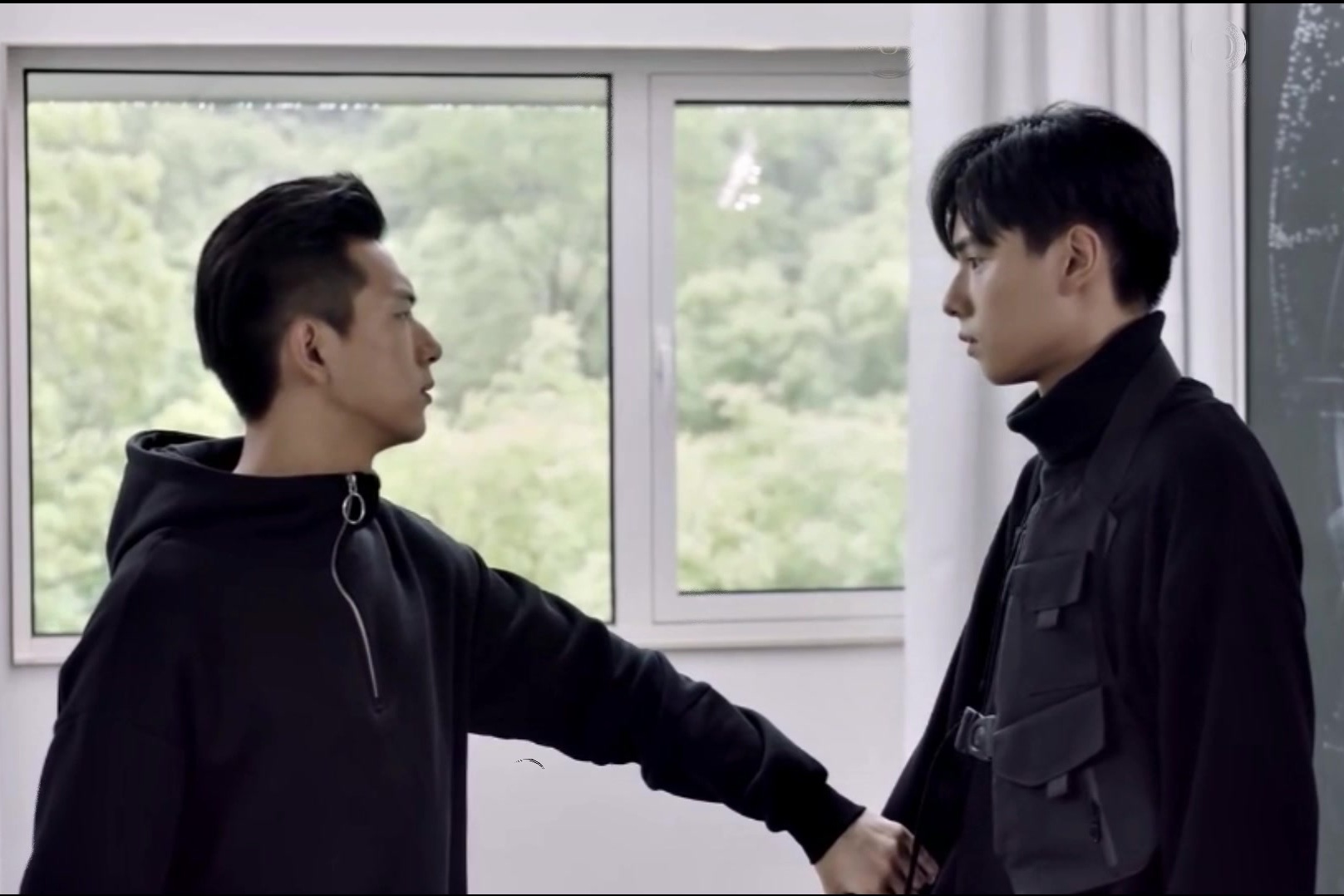 韩商言和吴白此刻的心情被这个小动作给表露出来,你发现了吗?