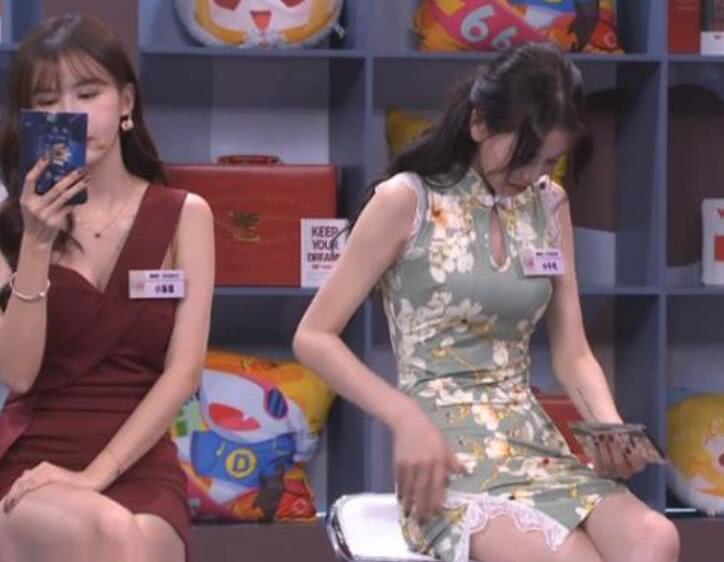 cf比赛解说太过分,2天请4个大长腿美女,在直播间扭动身体