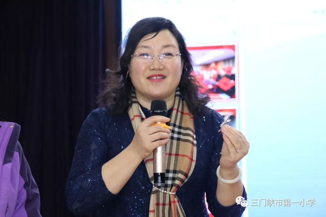 信心百倍地迎来了充满希望2020……"温婉优雅的校长李雪玲的在致辞中