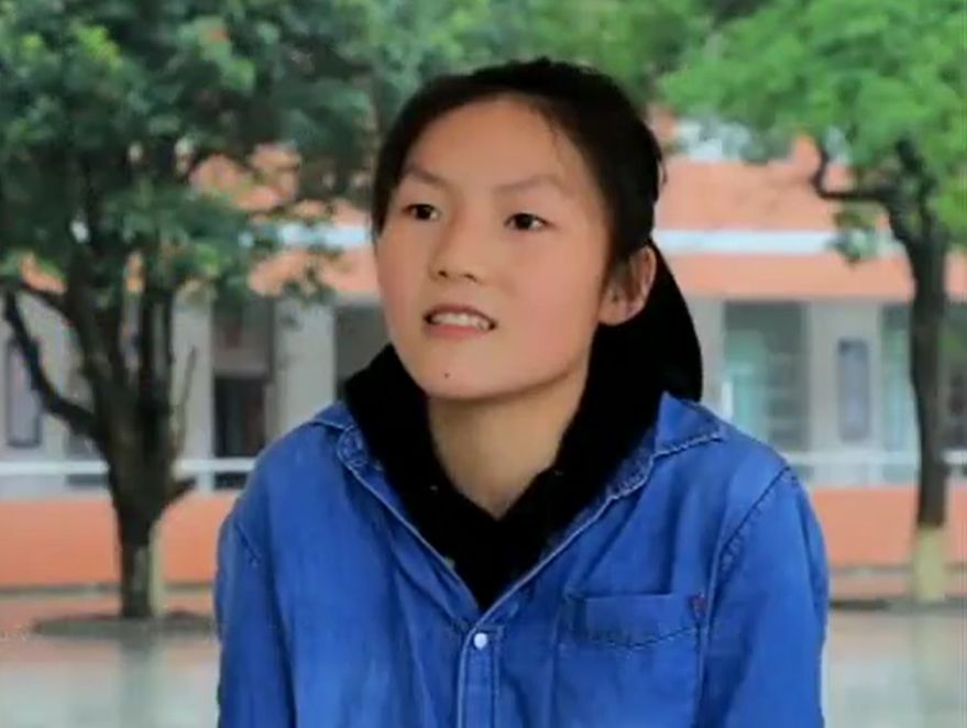 截肢后,贫寒女孩每天拄拐3公里上学,高三那年她突然多了8个叔叔_韩力