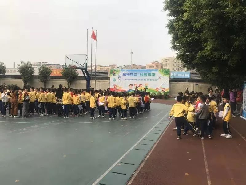 这次科技节体验活动由广州市天河区长兴小学主办,分别在校园大操场及