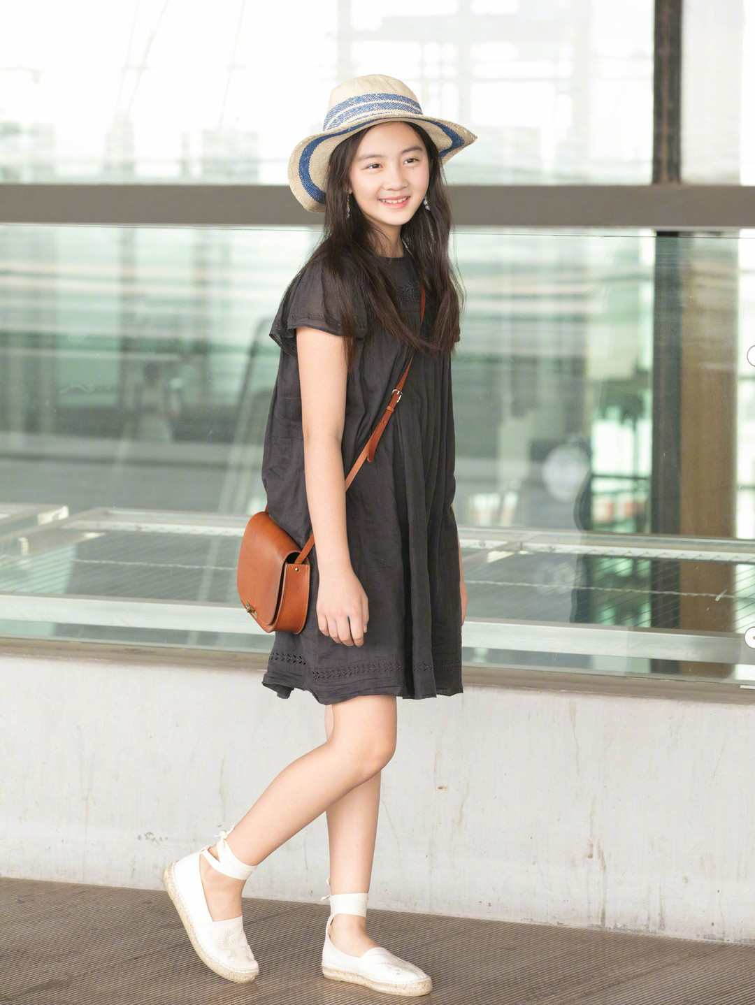 原创黄磊13岁女儿放飞自我黄帽子搭白色羽绒服戴副眼镜气质飙升