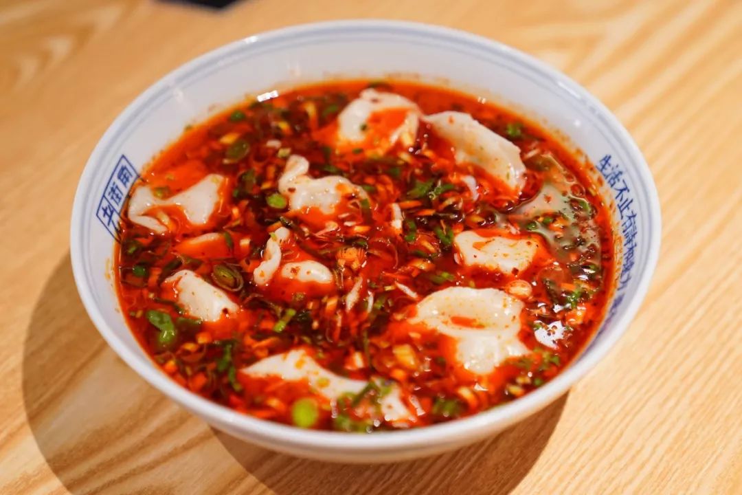 上桌就让人垂涎三尺:搭配独特的酸菜馅儿和辣油,一个个敦实的汤水饺