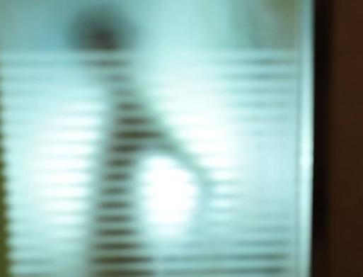 女子被偷拍3年窗户浴室无死角刚加的好友看过你洗澡的视频