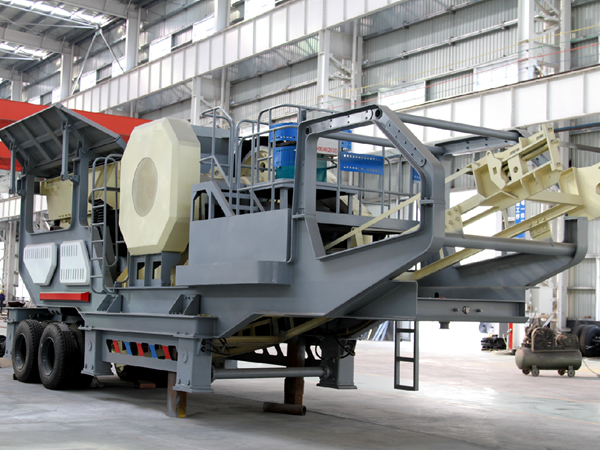 流动鄂式破石机火力全开征战砂石场