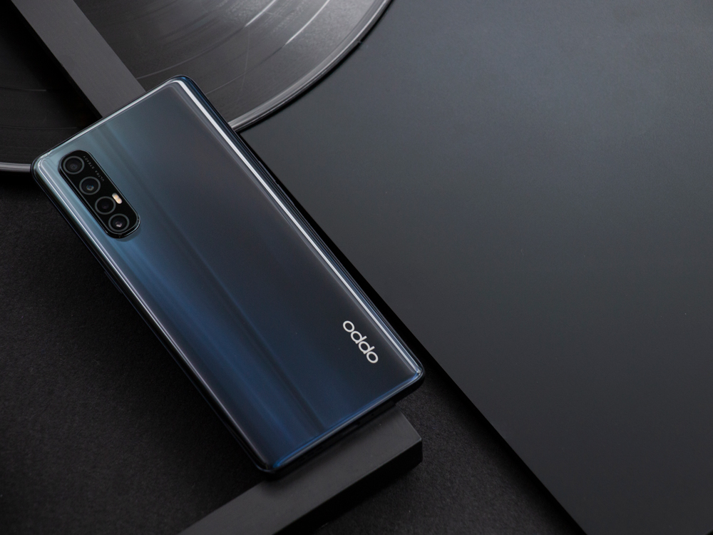 在外观上,oppo reno3 pro主打轻薄设计,对于一台5g手机而言,能够将
