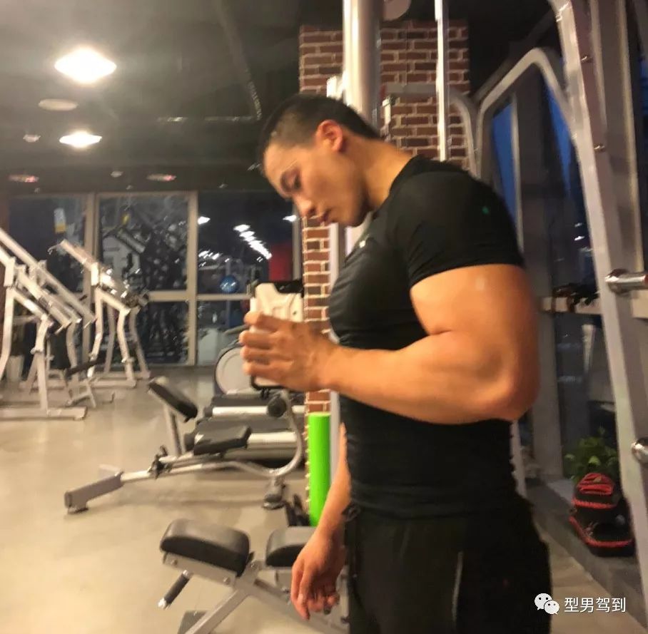 因胸太大被偷拍这位96年成都健身教练火了