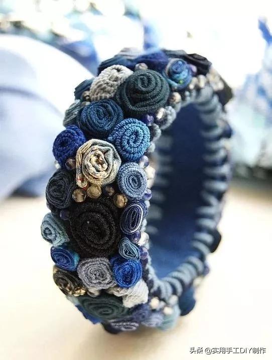 布艺作品她用布条卷了一朵玫瑰花组合起来却是满满的高级感