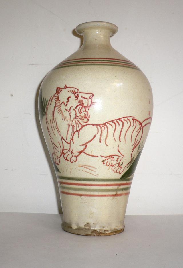 辽红绿彩虎纹梅瓶
