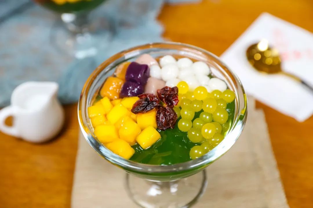 99抢鸳鸯斑斓冻!"甜品博物馆"登陆佛山,冬天就该吃点甜!