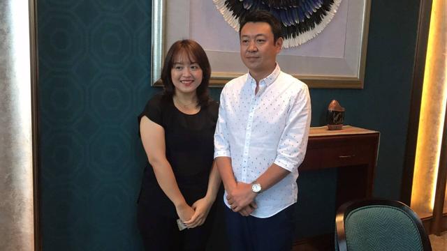 前央视主持杨柳近照,52岁穿皮衣依然有范,被传五婚大现任10岁