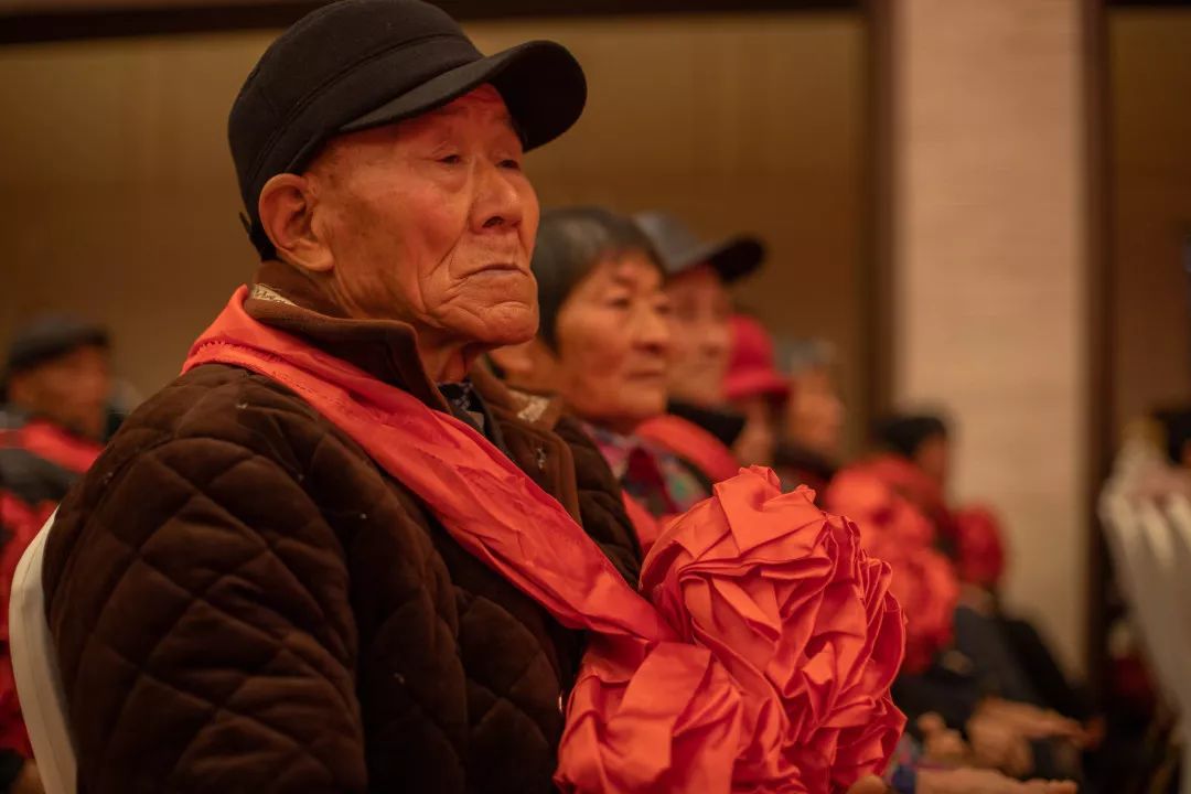 快看这群年过半百的老人集体秀恩爱