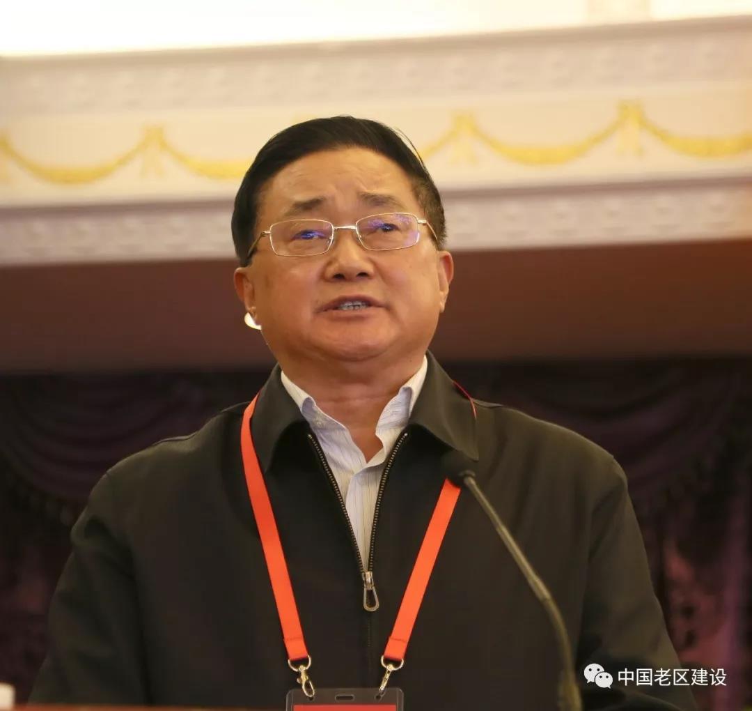 曾广超宣读了支持革命老区脱贫攻坚先进单位表彰通报.