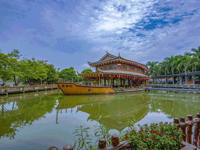 春季即将到来鲜花绿叶早早衬托出万竹园的美丽这如世外桃源一般的风景