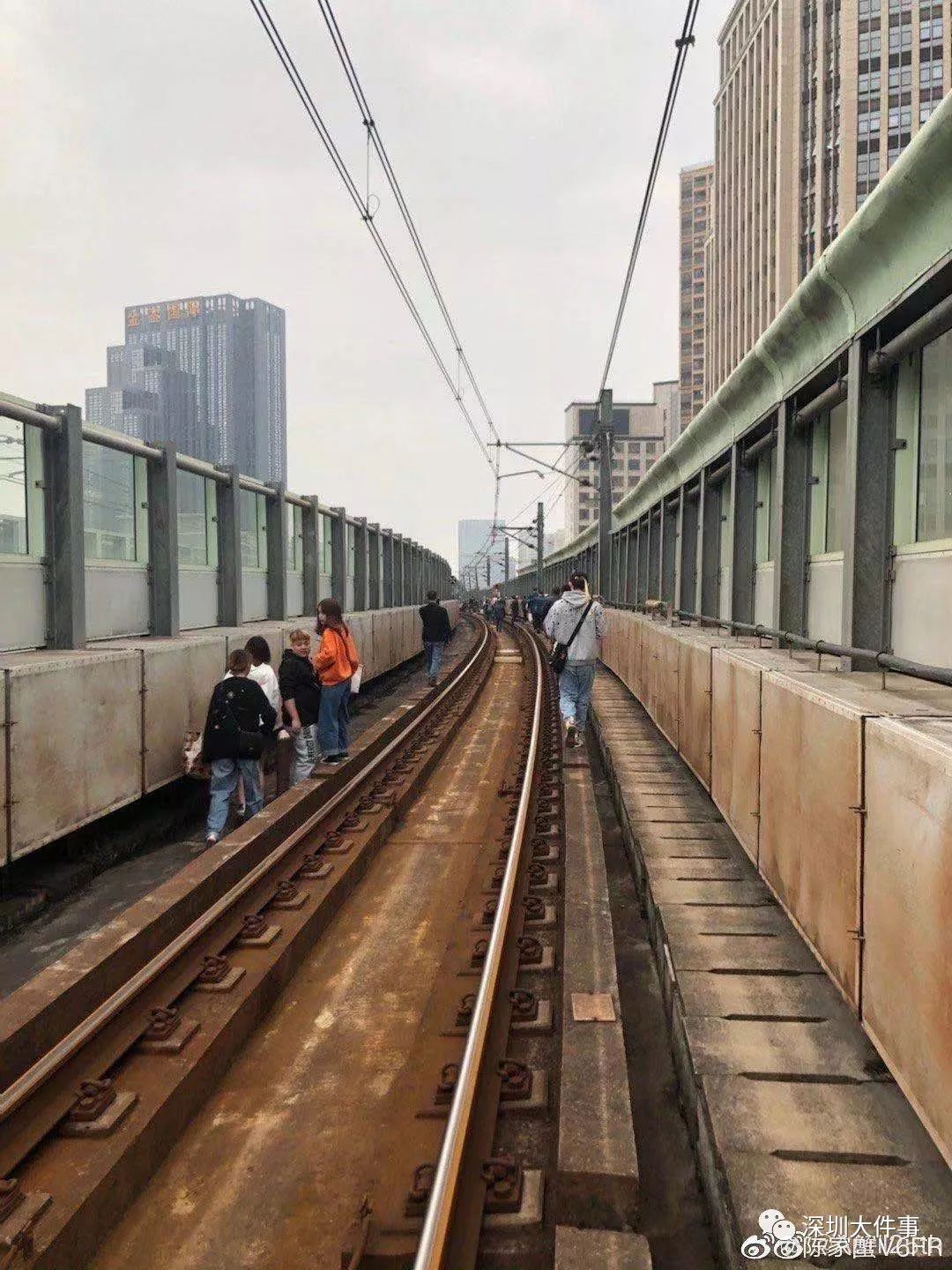 紧急疏散深圳地铁4号线突发故障车内乘客被迫下车步行