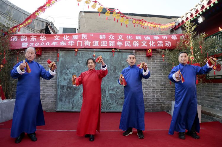 打快板,吹糖人 东华门街道体验民俗迎新年