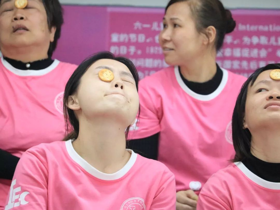 吃饼干两组同时开始,将饼干放在眉毛中间,第一个开始吃,吃到后第二个