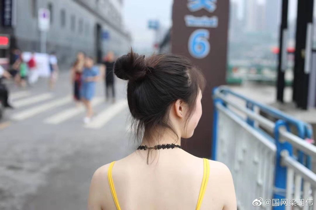 国网梁朝伟:背影杀手?@是啊莹哥:@面包酸奶果酱:这张!