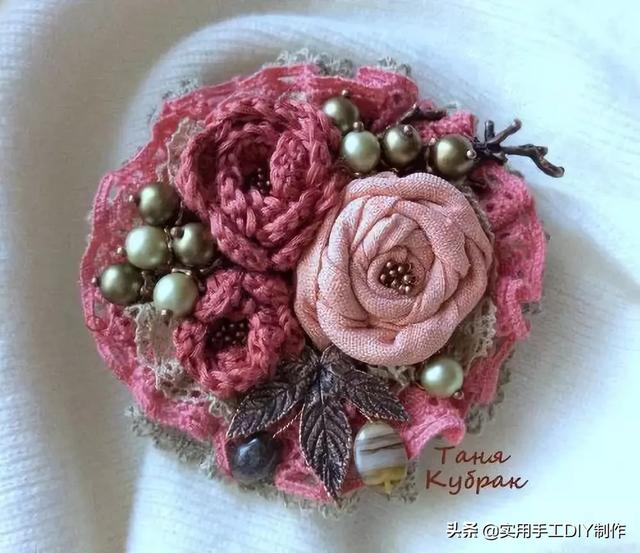 布艺作品她用布条卷了一朵玫瑰花组合起来却是满满的高级感