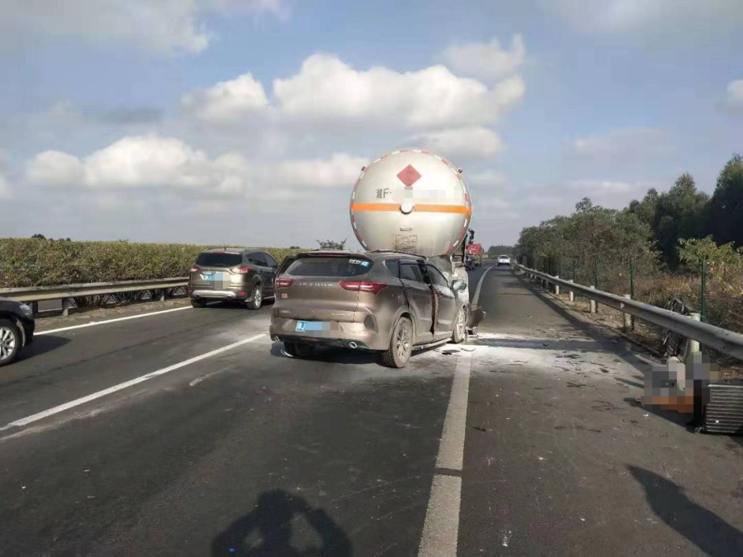 沈海高速茂名段发生较大交通事故,3人死亡!_李某静