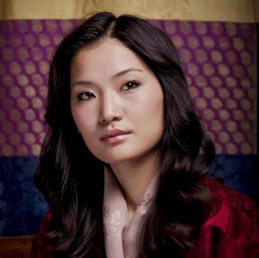 8年前不丹王后首次结婚,寒酸到戴布艺皇冠,竟意外惊艳世人!