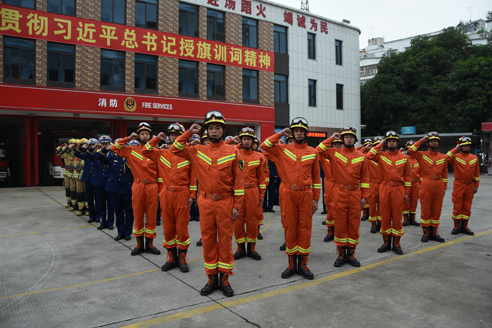 同安区消防救援大队的全体官兵们重温了消防员入队誓词