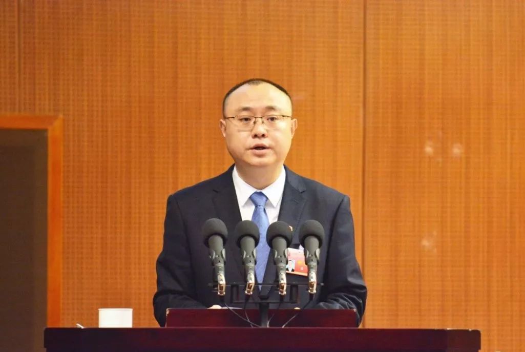 龙岗区委书记张勇 代表中共深圳市龙岗区第六届委员会 向大会作报 