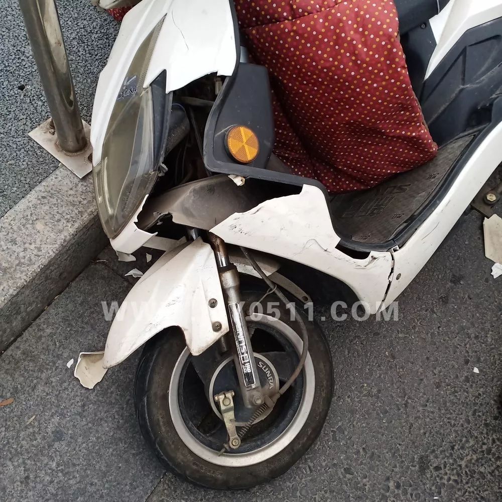 镇江七旬老人电动车逆行撞车后,甩下100块就走了?网友称:不够修车