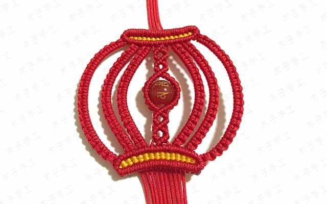 28,用剩4根线的那头来做,左边做右斜卷结,右边做左斜卷结29,两边还是