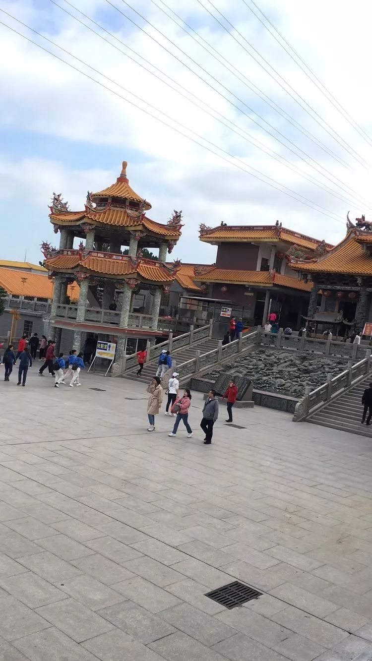 早上9:30同学们兴高采烈的在仙岳山土地庙广场集合!